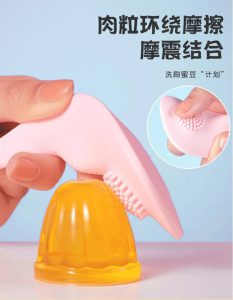 Đối với các cặp đôi đang yêu, Quần Lót Rung 10 Cấp – Quần Lót Rung một gói quà thực sự quyến rũ. Bởi vì chỉ với một nút bấm, một cô gái sẽ trải nghiệm cảm giác sung sướng tột độ mà không ai khác có thể nhìn thấy được. Đồ chơi tình dục thân mật rung có dây c điều khiển từ xa và 10 chế độ khác nhau đang là món hàng hot mà nhiều cặp đôi muốn thử nơi công cộng. Phụ nữ chỉ cần ăn mặc lịch sự và mặc đồ lót bình thường là có thể tận hưởng khoái cảm mọi lúc mọi nơi. Sản phẩm này đến từ đâu? Ưu điểm là gì và mua sản phẩm chính gốc ở đâu? Mọi người sẽ có câu trả lời chi tiết trong bài viết sau đây! Dream Horse Lover là một trong những sản phẩm chủ đạo của thương hiệu Pretty Love nổi tiếng. Mẫu đồ chơi tình dục này có thiết kế rung thông minh với điều khiển từ xa nhạy bén nên các cặp đôi có thể mang đi bất cứ đâu nơi công cộng mà không bị phát hiện.