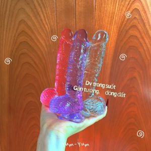 Dương vật giả trong suốt Với mục đích đáp ứng hiệu quả nhu cầu sinh lý, giải tỏa căng thẳng và tăng độ sung sướng cho nữ giới, Dương vật trong suốt là dương vật gắn tường không thể bỏ qua. Sản phẩm có tác dụng kích thích âm đạo nữ giới, nam giới có thể quan hệ và sử dụng đồ chơi để tạo cảm giác kích thích tình dục cực mạnh cho mình. Các chị em độc thân cũng có thể sử dụng bằng cách dán lên tường và thủ dâm nên các chị em có thể thoải mái đảm nhận mọi tư thế một cách thoải mái, an toàn và không lo gặp trục trặc trong quan hệ tình dục với người khác. Dương vật giả trong suốt Với mục đích đáp ứng hiệu quả nhu cầu sinh lý, giải tỏa căng thẳng và tăng độ sung sướng cho nữ giới, Dương vật trong suốt là dương vật gắn tường không thể bỏ qua. Sản phẩm có tác dụng kích thích âm đạo nữ giới, nam giới có thể quan hệ và sử dụng đồ chơi để tạo cảm giác kích thích tình dục cực mạnh cho mình. Các chị em độc thân cũng có thể sử dụng bằng cách dán lên tường và thủ dâm nên các chị em có thể thoải mái đảm nhận mọi tư thế một cách thoải mái, an toàn và không lo gặp trục trặc trong quan hệ tình dục với người khác.