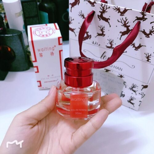 nước hoa kích dục nữ Waiting được coi là công cụ tạo cảm hứng tuyệt vời cho các cặp đôi. Hiện sản phẩm này đang thu hút được rất nhiều sự quan tâm của giới trẻ bởi không chỉ mang lại cảm giác kích thích khiến người dùng chủ động hơn trong cuộc yêu mà còn giúp tăng cảm giác thăng hoa và dễ đạt cực khoái hơn. Vậy Nước hoa tình yêu Waiting là gì, công dụng cụ thể ra sao và đâu là sản phẩm tốt nhất trên thị trường hiện nay? Bài viết dưới đây sẽ giải đáp tất cả những điều này, cùng tìm hiểu ngay nhé!